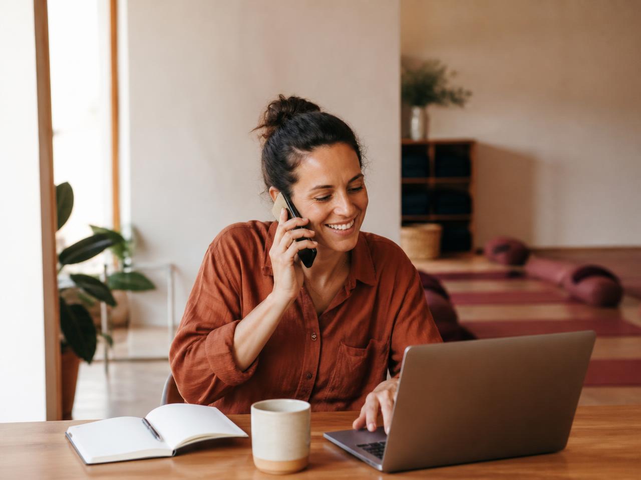 Une apprenante échange au téléphone avec un conseiller Futuralearn au sujet du financement de sa formation